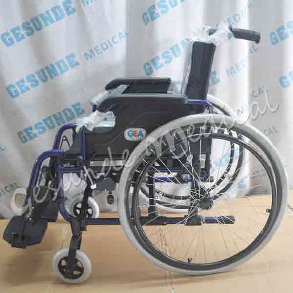Menjual kursi roda